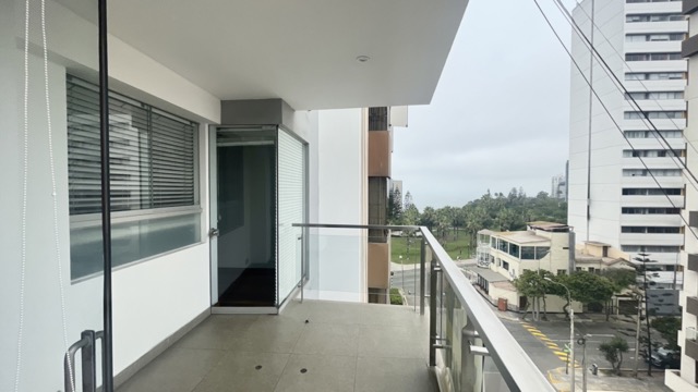 VENTA DPTO. A PASOS DE MALECON CISNEROS, CON BALCON Y VISTA A LA CALLE