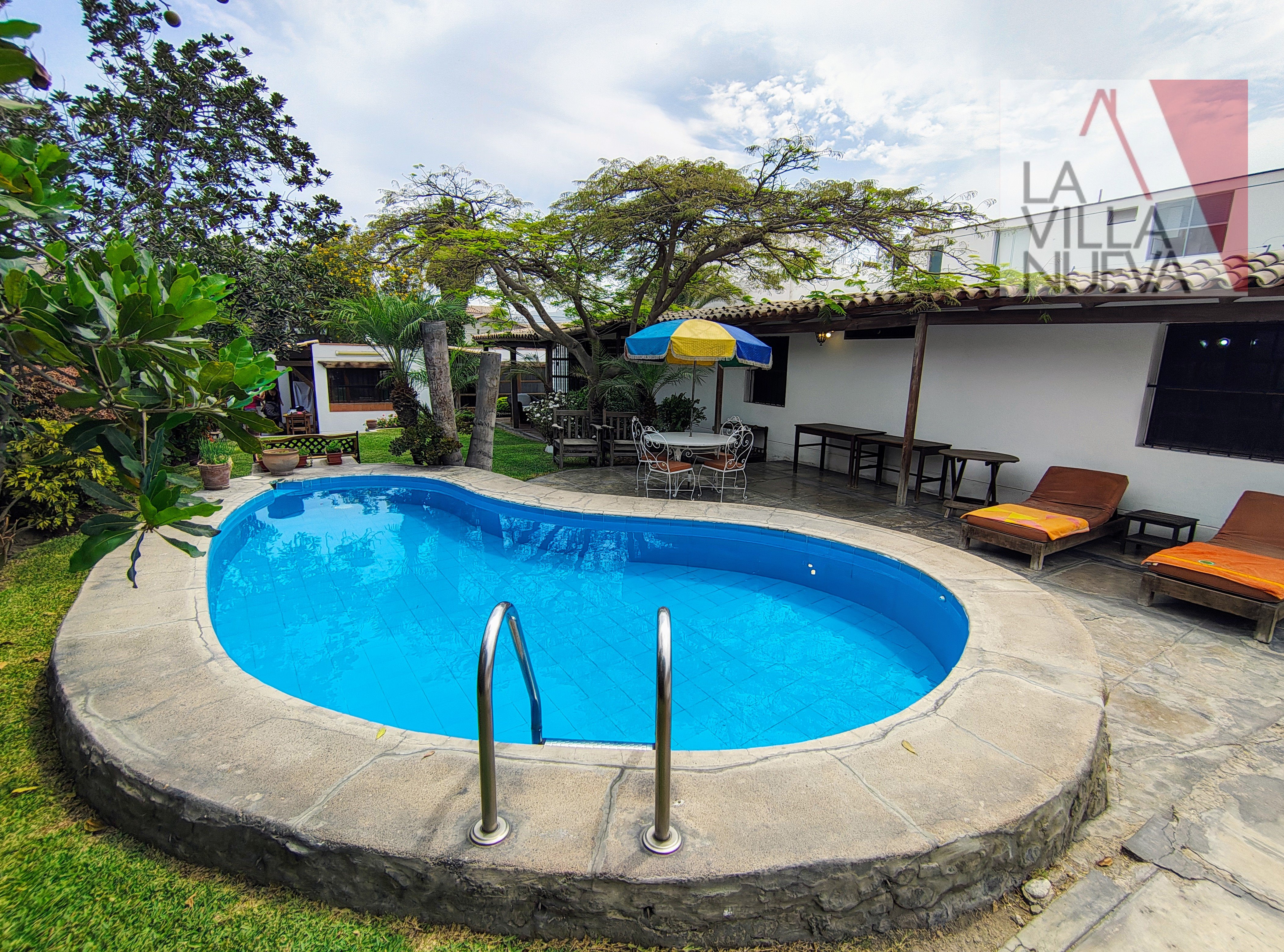 VENTA DE CASAS CON PISCINA, CERCA A WONG  DE SOL DE LA MOLINA