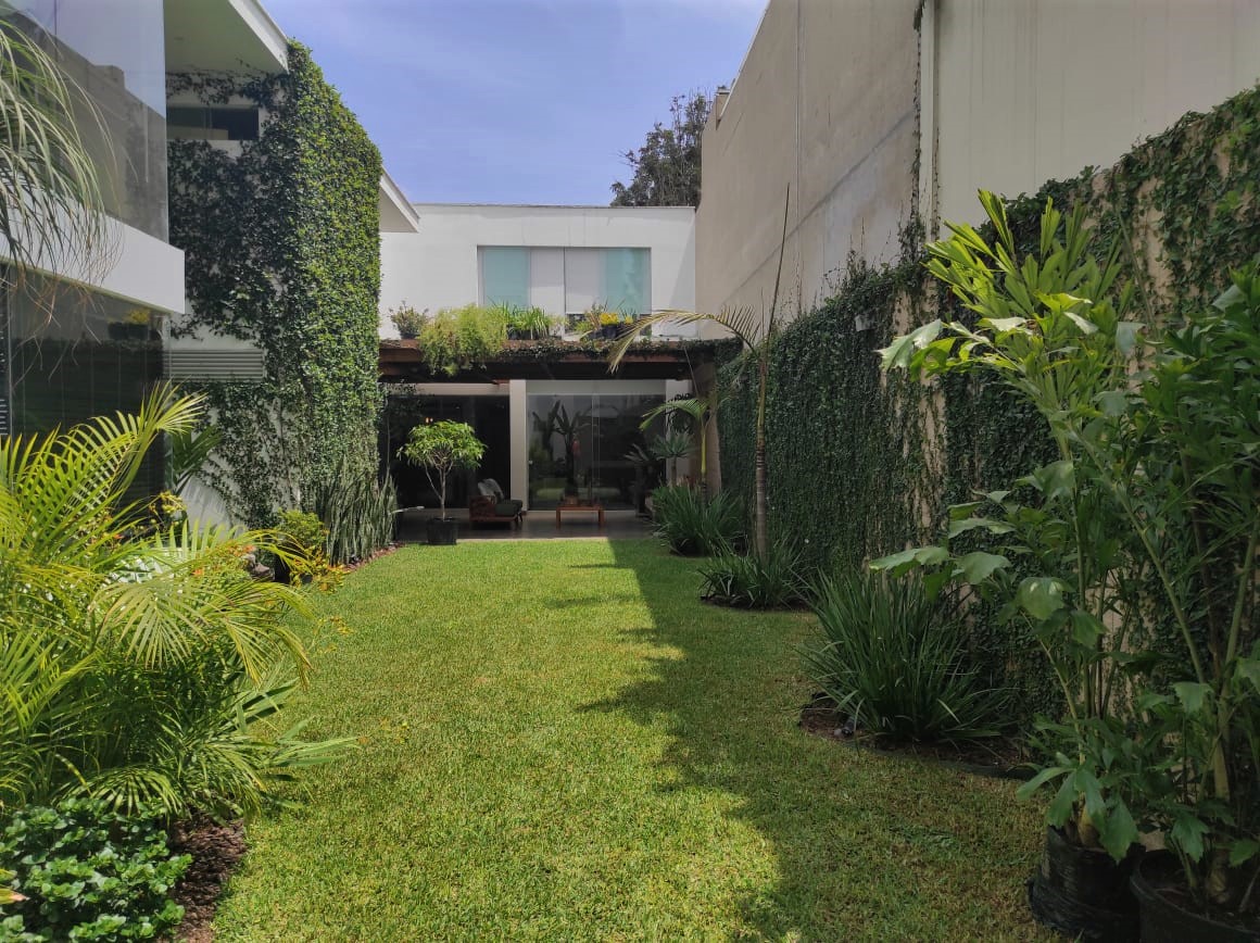 LA AURORA CERCA A WONG, CASA REMODELADA DE 2 PISOS CON PISCINA Y TERRAZA