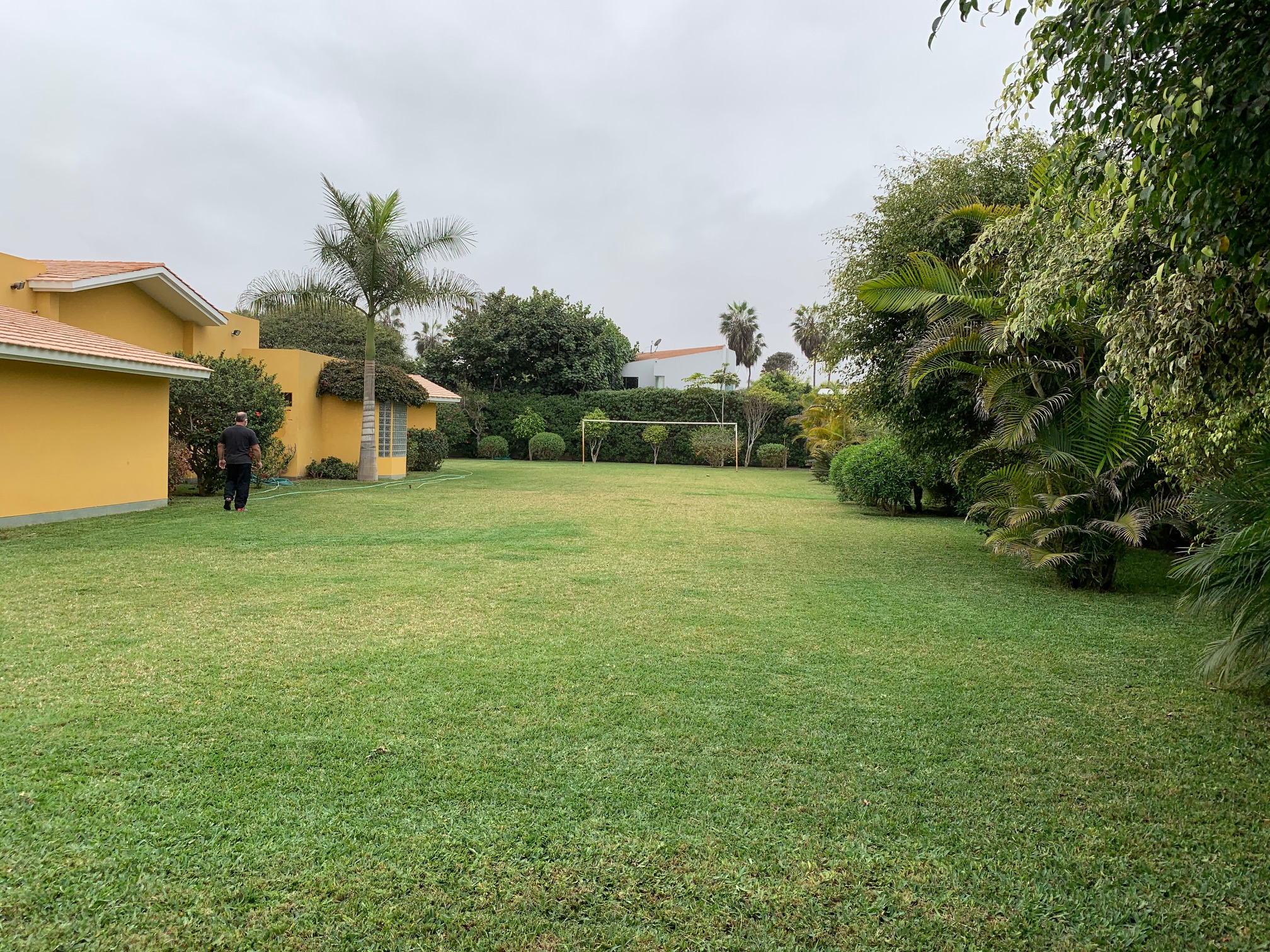 LA ENCANTADA DE VILLA TERRENO CERCADO DE 1000m2 PARA TRES PISOS