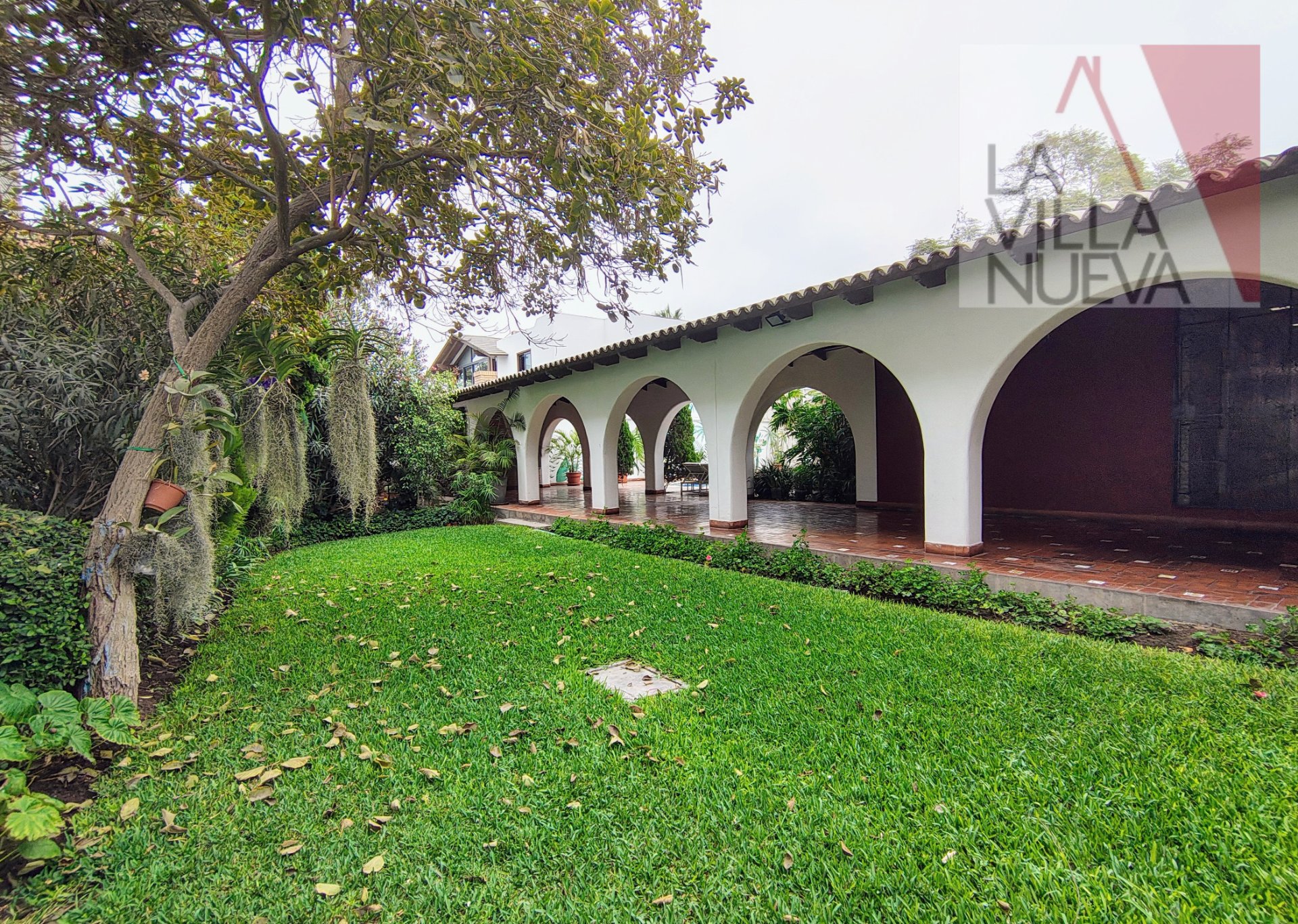 VENTA CASA COMO TERRENO, GOLF LOS INCAS, FRENTE COLEGIO LA RECOLETA