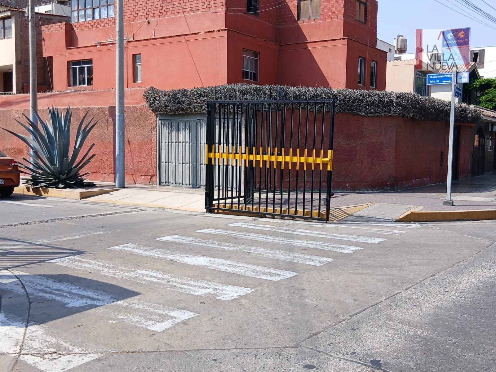 CASA COMO TERRENO, EN ESQUINA, CERCA AVDS PRINCIPALES Y CENTRO COMERCIAL