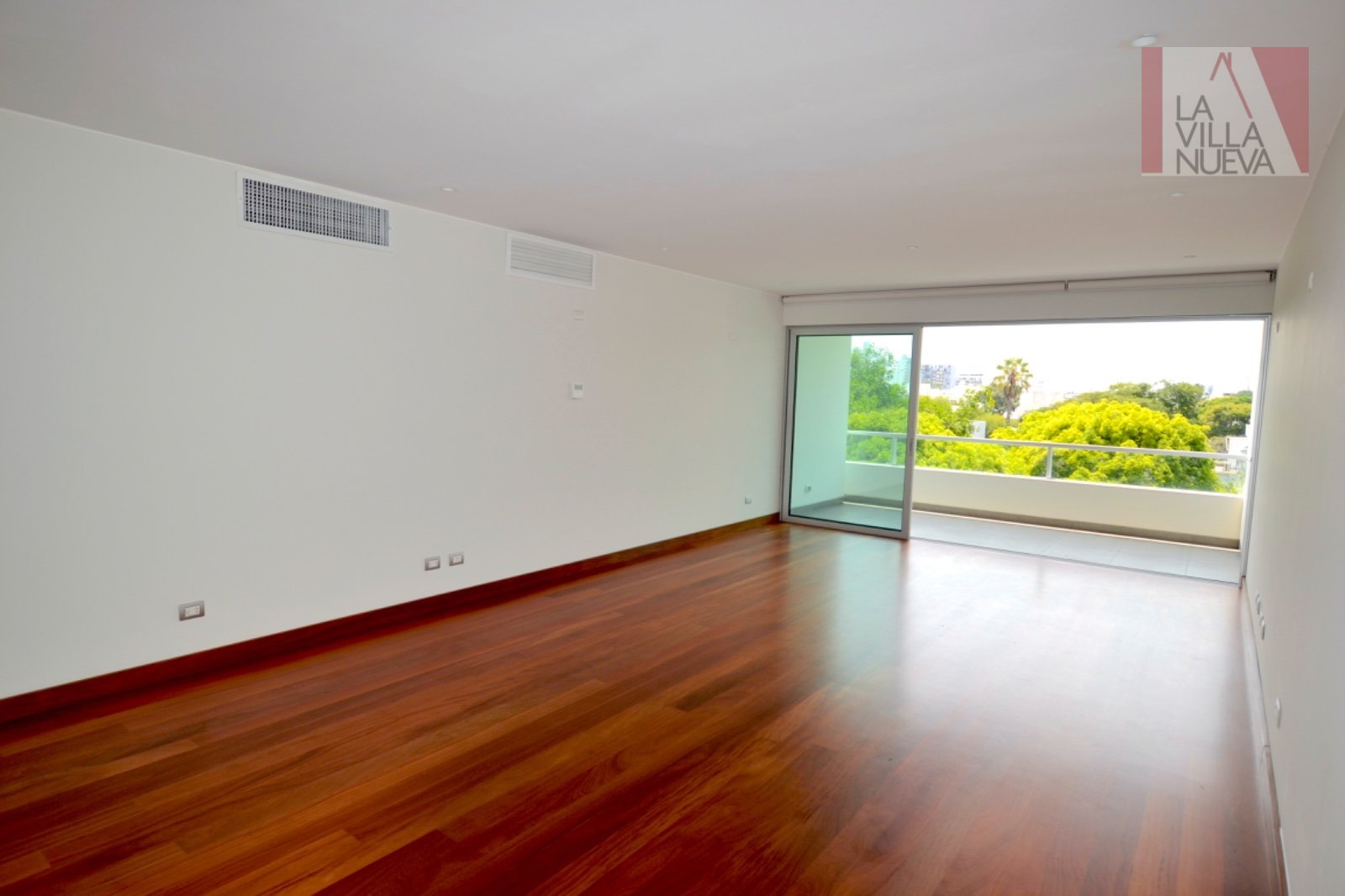 SAN ISIDRO, CERCA AL PARQUE DE LA PERA, CON BALCON Y VISTA A LA CALLE