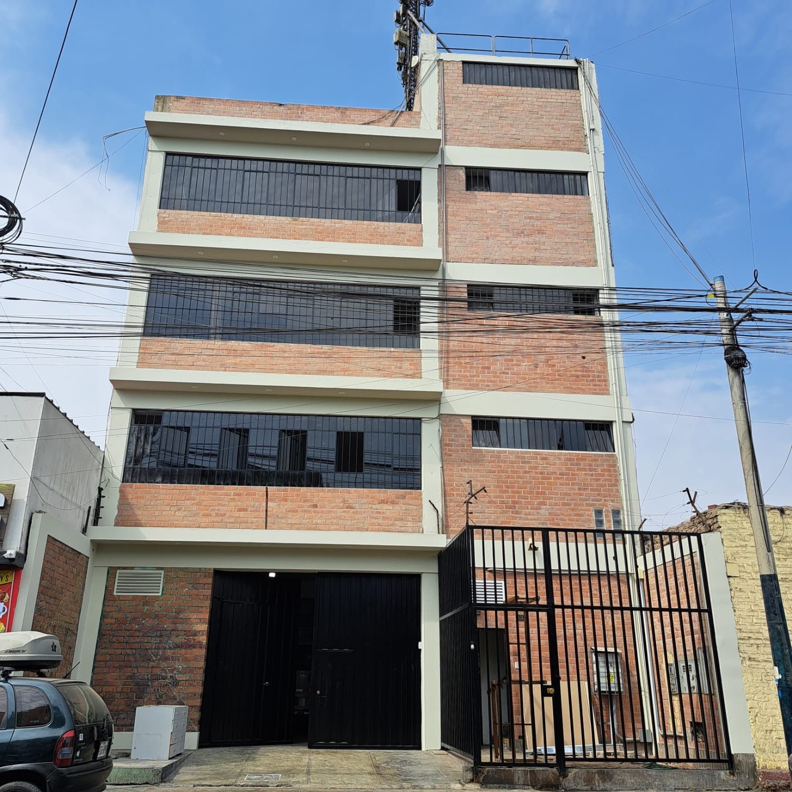 Cerca Via Expresa Sur, Alquiler Edificio, Ideal para Almacen/comercial